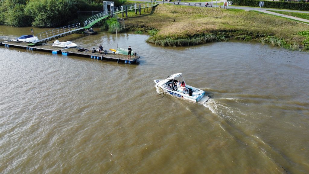 De skiboot van SBDD dat gaat aanmeren aan de steiger op de durme